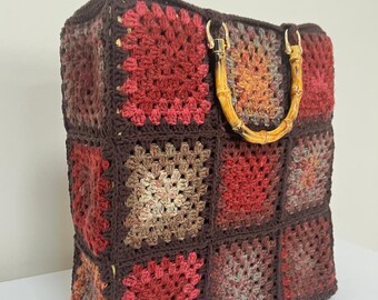Borsa tote quadrata della nonna all'uncinetto: borsa autunnale boho con manico in legno