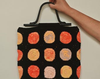 Borsa tote quadrata all'uncinetto Grandma: toni del tramonto, manici in legno, fodera gialla