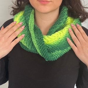 Handgemaakte wollen gebreide nekwarmer: groene ombre gehaakte sjaal