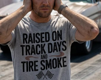 Camiseta con gráficos de carreras "Criado en días de pista y humo de neumáticos"