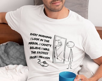 Camiseta divertida con dibujo animado de espermatozoides: Camiseta con humor sarcástico y reflejo en el espejo.