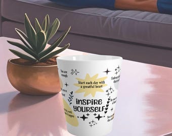 Motiverende lattemok: koffiekop met positief citaat