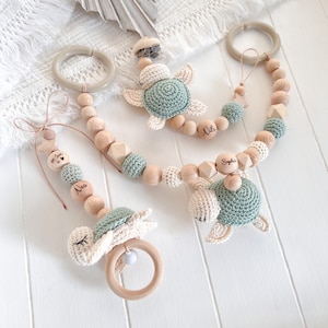 Schildkröte Set/ Einzeln Kinderwagenkette Schnullerkette Babyschalen Anhänger mit Namen Mädchen Junge Geschenk Amigurumi grün Bild 1