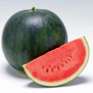 Könnte beinhalten: Eine ganze Wassermelone und eine Scheibe. Die ganze Wassermelone ist dunkelgrün mit dunkelgrünen Streifen. Die Scheibe zeigt das rote Fruchtfleisch mit schwarzen Kernen und eine weiße Schale mit grünem Rand. Der Hintergrund ist weiß.