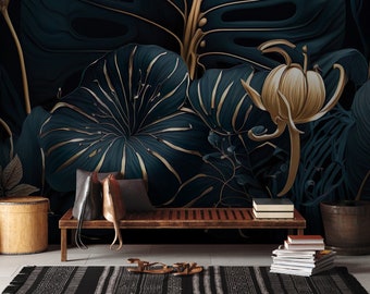 Peut inclure: Un papier peint tropical à feuilles vert foncé et dorées avec un banc en bois et un tapis rayé noir et blanc. Le papier peint présente de grandes feuilles avec des nervures dorées et une fleur dorée.