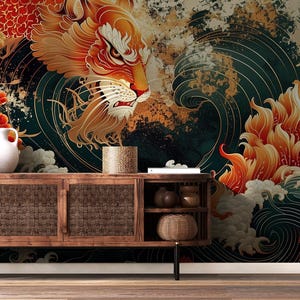 K&ouml;nnte beinhalten: Ein farbenfrohes Wandbild mit einem stilisierten Tigerkopf und floralen Designs in Orange-, Rot- und Goldt&ouml;nen. Der Tiger ist mit einem wilden Ausdruck dargestellt und von wirbelnden Wellen und Blumen umgeben.