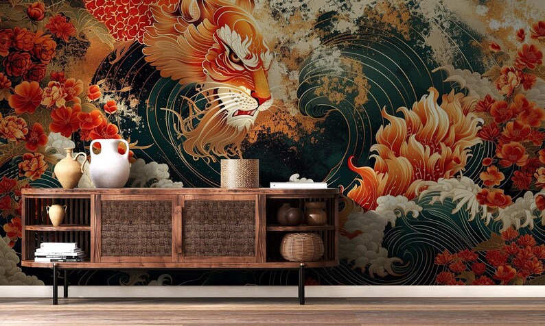 K&ouml;nnte beinhalten: Ein farbenfrohes Wandbild mit einem stilisierten Tigerkopf und floralen Designs in Orange-, Rot- und Goldt&ouml;nen. Der Tiger ist mit einem wilden Ausdruck dargestellt und von wirbelnden Wellen und Blumen umgeben.