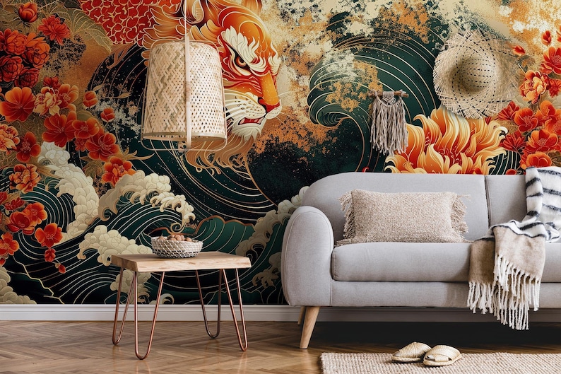 K&ouml;nnte beinhalten: Ein farbenfrohes Wandbild mit einem stilisierten orangefarbenen L&ouml;wen mit Wellenmuster und roten Blumen. Das Wandbild ist in einem Wohnzimmer mit einem grauen Sofa, einem Holz-Beistelltisch und einer gewebten Wolldecke dargestellt.