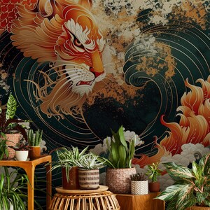 K&ouml;nnte beinhalten: Ein farbenfrohes Wandbild mit einem stilisierten Tiger mit orangefarbenem und rotem Fell vor einem dunkelblauen Hintergrund mit wirbelnden Wellen und goldenen Akzenten. Das Gesicht des Tigers ist prominent, mit scharfen Z&auml;hnen und einem wilden Ausdruck. Das Wandbild wird von Topfpflanzen eingerahmt, die der Szene einen Hauch von Natur verleihen.