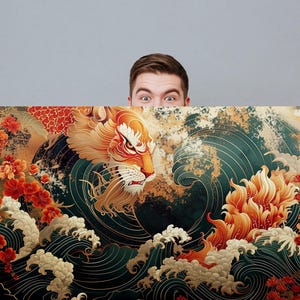 K&ouml;nnte beinhalten: Eine farbenfrohe Illustration eines Tigers, der aus einer Welle mit roten und goldenen Blumen auftaucht. Der Tiger hat einen grimmigen Ausdruck und ist von wirbelndem Wasser und floralen Mustern umgeben.