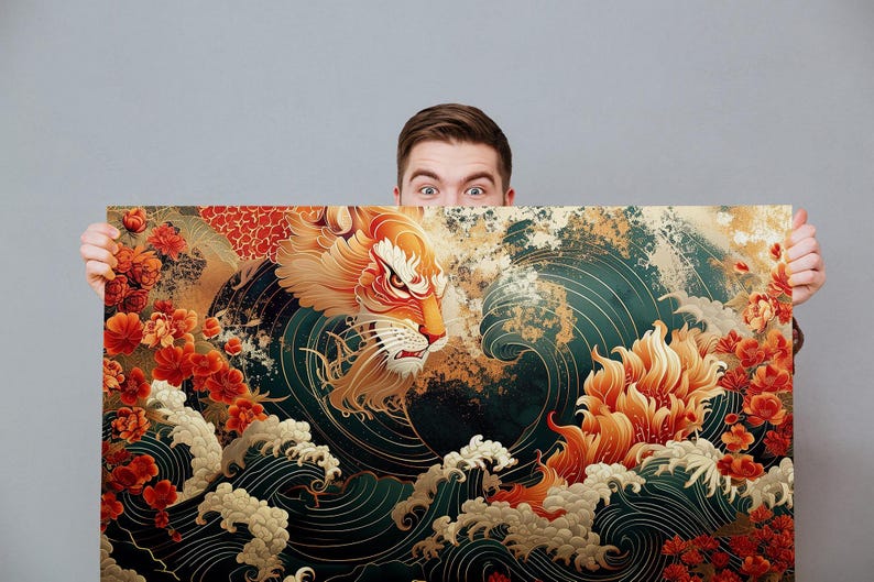 K&ouml;nnte beinhalten: Eine farbenfrohe Illustration eines Tigers, der aus einer Welle mit roten und goldenen Blumen auftaucht. Der Tiger hat einen grimmigen Ausdruck und ist von wirbelndem Wasser und floralen Mustern umgeben.