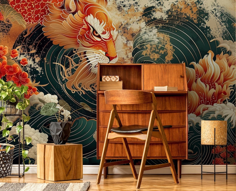 K&ouml;nnte beinhalten: Ein Schreibtisch im Vintage-Stil aus Holz mit einer Schublade und einem Stuhl. Der Schreibtisch steht vor einer Wand mit einem farbenfrohen Wandbild im japanischen Stil, das einen Tiger, Wellen und Blumen zeigt. Das Wandbild ist in Gold-, Rot- und Blaut&ouml;nen gehalten.