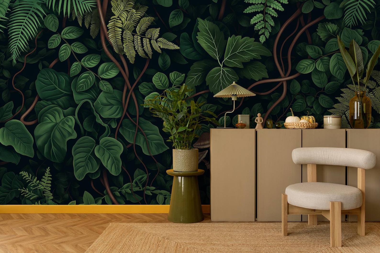 mur recouvert papier peint noir et feuilles vertes dans un salon nature