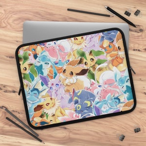 Puede incluir: Una funda para portátil colorida con un patrón repetido de varios personajes de Pokémon, incluyendo Eevee, Espeon, Umbreon y Vaporeon. La funda está hecha de un material suave y duradero y tiene una cremallera.