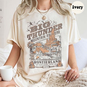 Disney Mickey y sus amigos Big Thunder Mountain Railroad Comfort Colors Camisa, El paseo más salvaje en la camiseta del desierto, Vacaciones en Disneyland