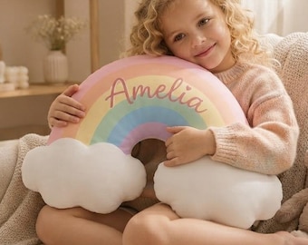 Personalisiertes Kissen mit pastellfarbenem Regenbogenwolken-Motiv, Kissen mit individuellem Namensaufdruck, weiches Material, Kinderzimmer-Deko, Babyzimmer-Kissen