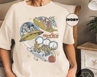 Vintage Micky und Freunde Space Mountain Komfort Farben Shirt, Disney Weltraum Exploration Shirt, Disneyland Reise Familie Shirt