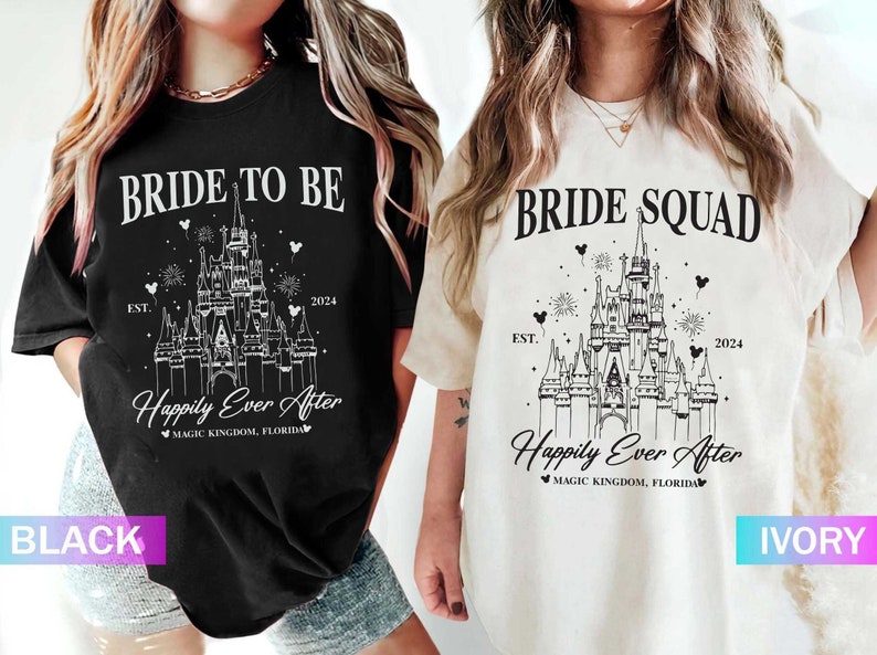 K&ouml;nnte beinhalten: Zwei T-Shirts mit einer wei&szlig;en Umrandung von Cinderellas Schloss, Text, der "Bride to Be" und "Bride Squad" sagt, und dem Text "Happily Ever After" mit den Worten "Magic Kingdom, Florida" darunter. Das Shirt auf der linken Seite ist schwarz und das Shirt auf der rechten Seite ist elfenbein.