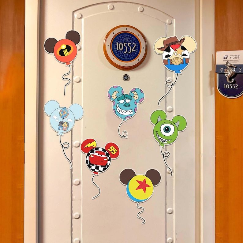 K&ouml;nnte beinhalten: Eine wei&szlig;e T&uuml;r mit einer Vielzahl von bunten Comicfiguren-Ballons, die daran befestigt sind. Die Ballons zeigen Figuren aus beliebten Disney Pixar-Filmen, darunter Monster AG, Toy Story, Obendrauf und Cars. Die T&uuml;r tr&auml;gt die Nummer "10552".