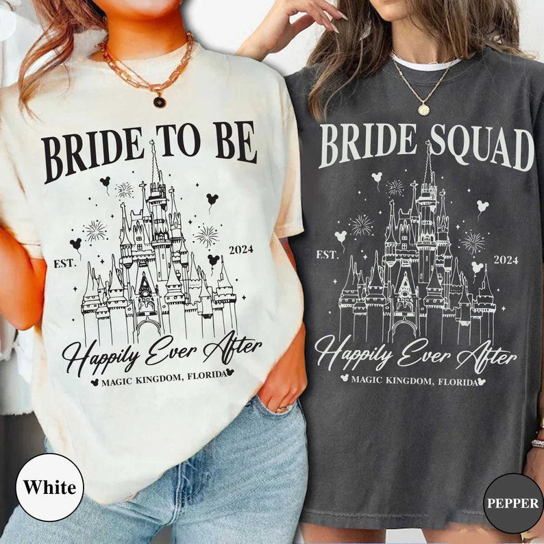 K&ouml;nnte beinhalten: Zwei wei&szlig;e T-Shirts mit einer schwarzen Umrandung von Cinderellas Schloss und dem Text "Bride to Be" und "Bride Squad". Der Text "Happily Ever After" befindet sich unter dem Schloss mit dem Jahr "2024" und "EST." auf beiden Seiten. Der Text "Magic Kingdom, Florida" befindet sich unter dem Text "Happily Ever After". Die T-Shirts befinden sich auf einem Model, das Jeans tr&auml;gt. Das T-Shirt links ist wei&szlig; und das T-Shirt rechts ist grau.