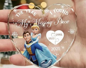 パーソナライズされた「私が失くしたピースを見つけた年」カップル用ガラスオーナメント、シンデレラと王子様のオーナメント、カップルの名前オーナメント ディズニーカップル