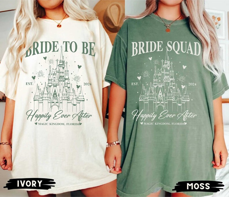 K&ouml;nnte beinhalten: Zwei T-Shirts mit einer gr&uuml;nen Umrandung von Cinderellas Schloss, Text, der "Bride to Be" und "Bride Squad" sagt, und die Worte "Happily Ever After" mit dem Text "Magic Kingdom, Florida" darunter. Das Shirt auf der linken Seite ist elfenbeinfarben und das Shirt auf der rechten Seite ist moosfarben.