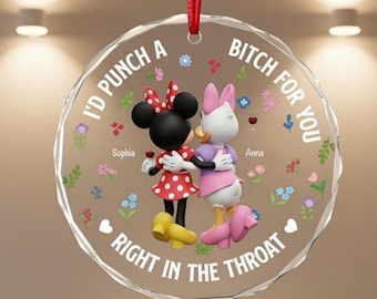 Puede incluir: Un adorno circular de acrílico transparente con un gráfico de Minnie Mouse y Daisy Duck abrazándose. El texto dice I'D PUNCH A BITCH FOR YOU RIGHT IN THE THROAT, con los nombres Sophia y Anna impresos cerca de los personajes y flores.