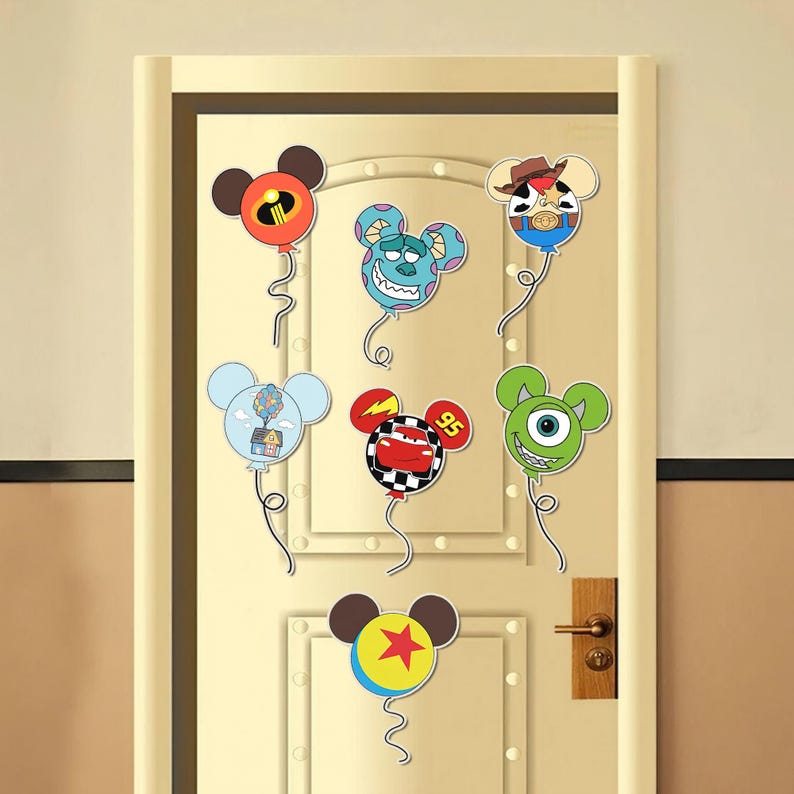 K&ouml;nnte beinhalten: Ein Set mit sieben Disney-Charakter-Ballon-T&uuml;rdekorationen. Jeder Ballon zeigt einen anderen Charakter, darunter Mickey Mouse, Woody, Sulley, Buzz Lightyear, Lightning McQueen und Mike Wazowski. Die Ballons sind an Schn&uuml;ren befestigt und k&ouml;nnen an einer T&uuml;r aufgeh&auml;ngt werden.