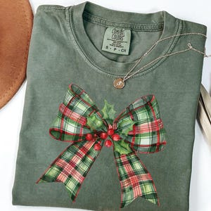Comfort Colors® Coquette Bow Christmas Shirt for Women Vintage Christmas Shirt Womens Shirt Winter Shirt Holiday Shirt Christmas Sweatshirt