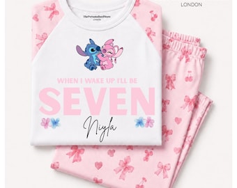 Personlig pyjamas med sömmar och änglar, flickors födelsedagsoutfit, åldersinställning, när jag vaknar kommer jag att vara, födelsedagspyjamas anpassad pyjamas Lilo