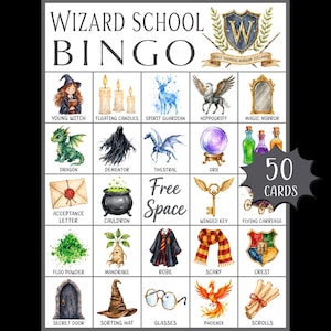 Könnte beinhalten: Eine Wizard School Bingo-Spielkarte mit einem Raster aus Aquarellillustrationen, darunter eine junge Hexe, schwebende Kerzen, ein Geistwesen, ein Hippogreif, ein magischer Spiegel, ein Drache, ein Dementor, ein Thestral, eine Kugel, Zaubertränke, ein Aufnahmebrief, ein Kessel, ein geflügelter Schlüssel, eine fliegende Kutsche, Flohpulver, eine Alraune, ein Umhang, ein Schal, ein Wappen, eine geheime Tür, ein sprechender Hut, eine Brille, ein Phönix und Schriftrollen, mit dem Text 50 CARDS.