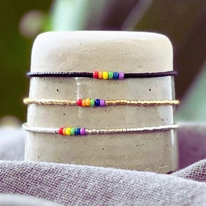 zartes Pride Partnerarmband | personalisiert | LGBTQ Armband Set | Regenbogen Perlenarmband | minimalistisch | Geschenk FreundIn