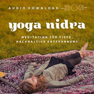 Könnte beinhalten: Eine Frau liegt auf einem bunten Teppich in einem Feld mit grünem Gras. Sie praktiziert Yoga Nidra, eine Meditationstechnik für tiefe Entspannung. Der Text "yoga nidra" ist in großen weißen Buchstaben auf gelbem Hintergrund. Der Text "Meditation für tiefe, nachhaltige Entspannung" ist in weißen Buchstaben auf gelbem Hintergrund.