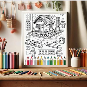 Puede incluir: Una página para colorear en blanco y negro con una casa Lego con chimenea, ventanas y una puerta. La casa está rodeada de ladrillos Lego y minifiguras. También hay varios ladrillos y placas Lego esparcidos por la página. La página está enmarcada y está sobre una mesa de madera con lápices de colores.