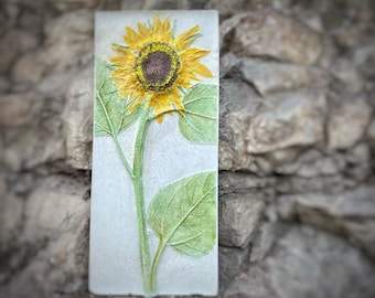 Relief tournesol peint à la main : oeuvre d'art murale botanique respectueuse de l'environnement