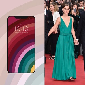 Puede incluir: Una mujer con un vestido maxi verde azulado con un cintur&oacute;n a juego y un escote en V. Est&aacute; caminando por una alfombra roja con otras personas en el fondo. La hora en su tel&eacute;fono es las 10:10.