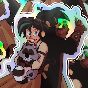 Pode incluir: Adesivo holográfico com um personagem de desenho animado segurando um guaxinim. O personagem usa uma roupa marrom e bege com botas pretas. O guaxinim é cinza e branco. O fundo é um padrão repetido do mesmo personagem segurando um frasco verde.