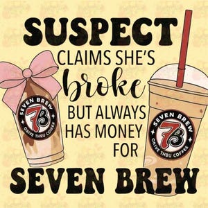 Op de afbeelding: Afbeelding met de tekst "SUSPECT CLAIMS SHE'S BROKE BUT ALWAYS HAS MONEY FOR SEVEN BREW". Twee koffiebekers worden getoond, één met een roze strik en de andere met een rood rietje. Beide bekers tonen het "SEVEN BREW"-logo.