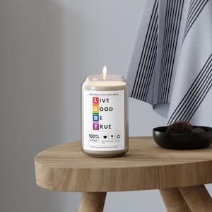 「Live Good Be True」の引用キャンドル、プライドフラッグキャンドル、ゲイの権利キャンドル、LGBTQ テーマキャンドル、香り付きビーガンキャンドル、ゲイプライドギフトキャンドル
