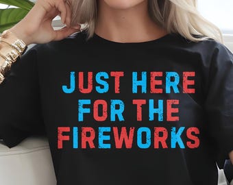 Camiseta "Just Here For The Fireworks" del 4 de julio, sudadera, regalo patriótico divertido del 4 de julio en EE. UU., camiseta del Día de la Independencia, camiseta de fuegos artificiales.