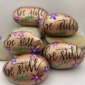 Be Still Hand bemalter Rock, Bibel-Vers-Rock, Bibel-Zitate, Religiöse Felsen, Bibelsprüche, Psalm 46,10, Kommuniongeschenke, Taufgeschenk, Schüttgut