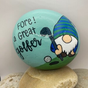 Gnomo golfista, por un gran golfista, piedra pintada de golf, piedra pintada de gnomo, piedra de cumpleaños de golf, gnomo golfista