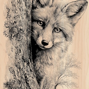 Puede incluir: Ilustración detallada en blanco y negro de un zorro asomándose detrás de un árbol. El pelaje del zorro está meticulosamente representado, y el fondo presenta un árbol y follaje, todo sobre una veta de madera clara.