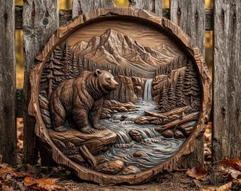Pode incluir: Uma placa de parede circular de madeira com uma escultura em relevo detalhada de um urso grizzly em pé sobre uma rocha. A cena inclui um rio, uma cascata, pinheiros densos e picos de montanhas escarpados ao fundo.