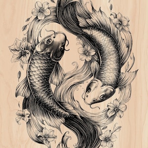 Può includere: Illustrazione in bianco e nero di due pesci koi che nuotano in un motivo circolare, circondati da fiori. I pesci hanno squame dettagliate e pinne fluenti. Lo sfondo è un motivo a venature di legno chiaro.