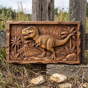 Può includere: Una targa da parete rettangolare in legno con un dettagliato intaglio in rilievo di un Tyrannosaurus Rex in un paesaggio preistorico con palme, felci e un vulcano fumante sullo sfondo, il tutto in tonalità di legno marrone naturale.
