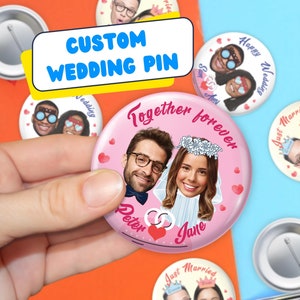 Può includere: Spille da matrimonio personalizzate con foto di coppie. Le spille sono rosa con cuori e il testo "Insieme per sempre".