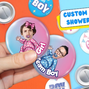 Op de afbeelding: Twee gepersonaliseerde babyborrelspeldjes met cartoonafbeeldingen van een babymeisje en een babyjongen. De speldjes zijn roze en blauw met witte stippen en de tekst "Team Girl" en "Team Boy".
