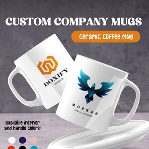 Może przedstawiać: Białe ceramiczne kubki do kawy z niestandardowymi logo firm. Jeden kubek ma pomarańczowe logo z napisem "BOXIFY LOGISTICS". Drugi kubek wyświetla niebieskie i turkusowe logo z napisem "MORGAN DIGITAL MARKETING". Dostępne kolory wnętrza i uchwytu.