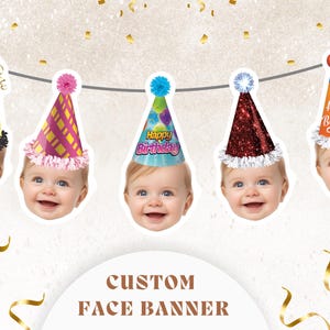 Könnte beinhalten: Ein individuelles Gesichtsbanner mit fünf verschiedenen Partyhüten. Jeder Hut hat ein anderes Design und eine andere Farbe. Das Banner ist perfekt für eine Geburtstagsfeier oder eine andere Feier. Der Text auf dem Banner lautet "Custom Face Banner".